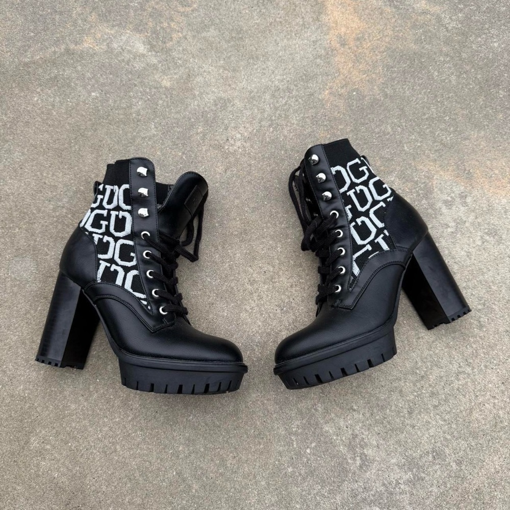 Cool vintage y2k 2000s black and white Guess platform heel goth style boots! 🦇 - Picture 2 of 8